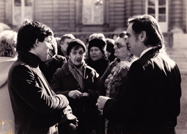 1979, Denis Lefebvre avec Claude Fuzier dans la cour du Sénat